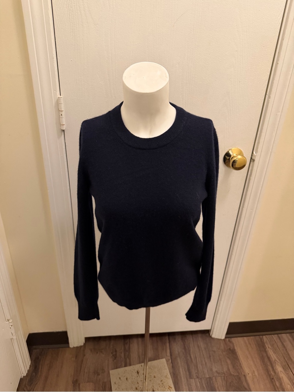 Uniqlo 100% Cashmere Sweater Navy Size Small Crewneck Quiet Luxury Classic